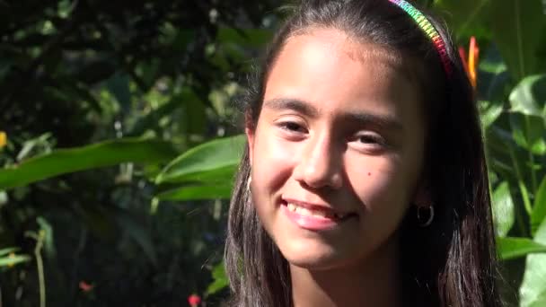 Genç kız, mutlu genç gülümseyen — Stok video