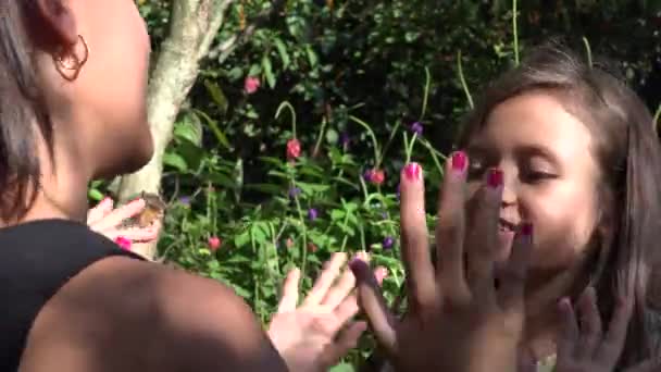 Melhores amigos brincando em Flower Garden — Vídeo de Stock