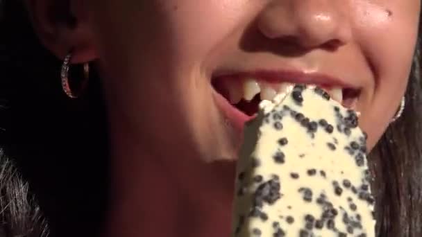 Vrouwelijke kind eten ijs Dessert — Stockvideo