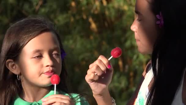 Meninas comendo pirulito doce — Vídeo de Stock