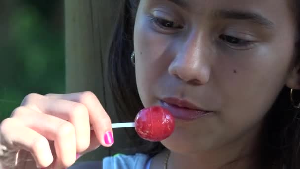 Ragazza mangiare caramelle lecca lecca — Video Stock