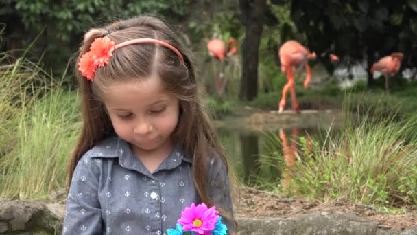 Criança feminina com flores — Vídeo de Stock