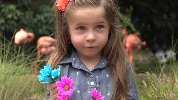 Criança adorável com flores — Vídeo de Stock
