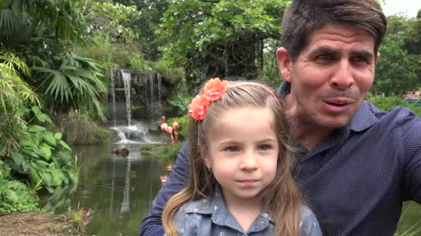 Padre e hija en el zoológico — Vídeos de Stock