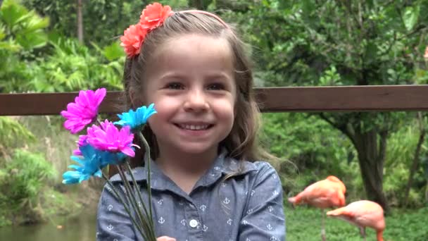Weibliches Kleinkind mit Blumen — Stockvideo
