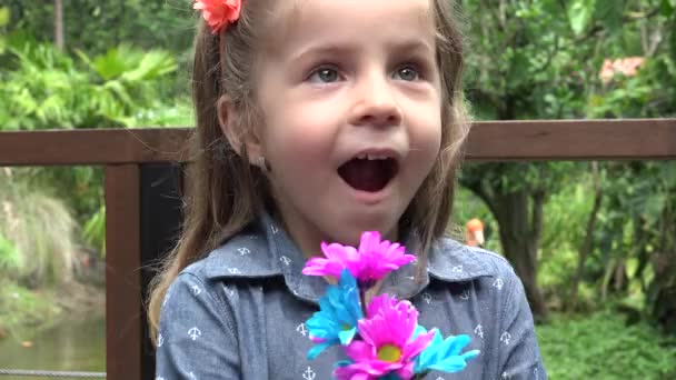 Småbarn får presentkort på blommor — Stockvideo
