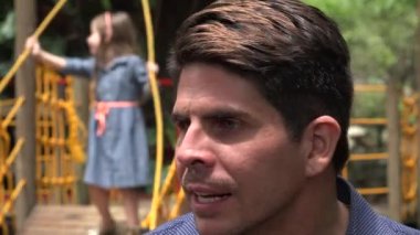 Baba kayıp çocuk için arama