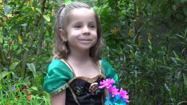 Jonge prinses in bloementuin — Stockvideo