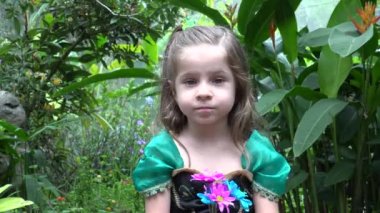 Çiçek bahçesinde hüzünlü Prenses