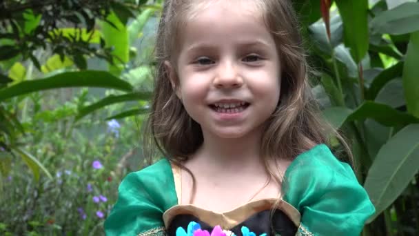 Glad prinsessa i blomma trädgård — Stockvideo