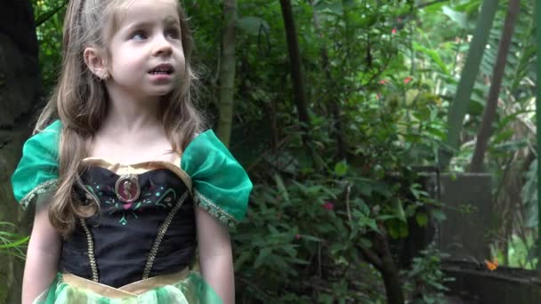 Prinzessin im Park — Stockvideo