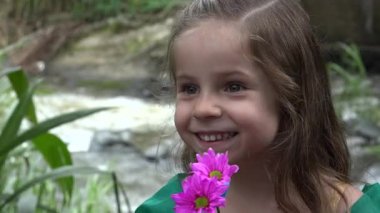 Nehir kenarındaki çiçek Happer kızla