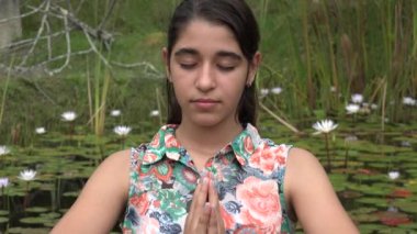 Genç kız açık havada meditasyon