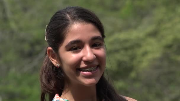 Щаслива дівчина-підліток на відкритому повітрі — стокове відео
