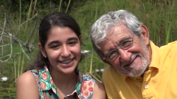 Дедушка и внучка на улице — стоковое видео