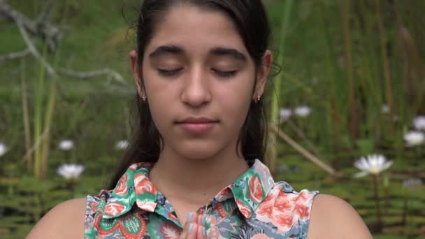 10 代の少女が屋外の瞑想 — ストック動画