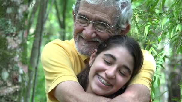 Abuelo y nieta al aire libre — Vídeo de stock