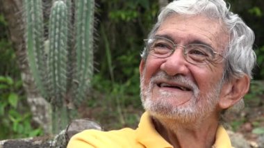 Yaşlı ihtiyar kaktüs ile