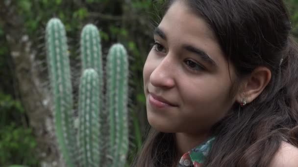 Feliz joven adolescente chica y cactus — Vídeos de Stock