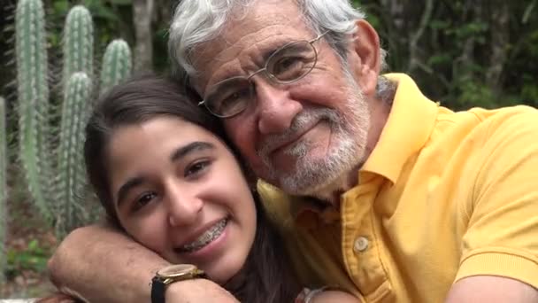 Großvater und Enkelin mit Kaktus — Stockvideo