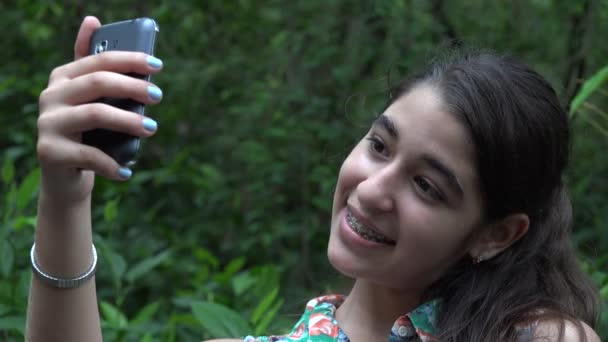 Adolescent fille prise selfie — Video