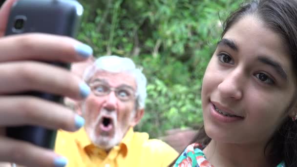 Ragazza adolescente prendendo selfie con Photobomb — Video Stock