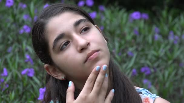Adolescente chica pensando en jardín de flores — Vídeos de Stock