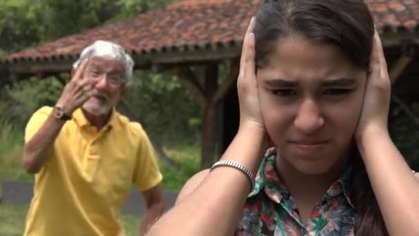 Abuelo enojado con la nieta — Vídeo de stock