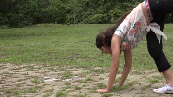 Adolescent fille extérieur acrobaties — Video