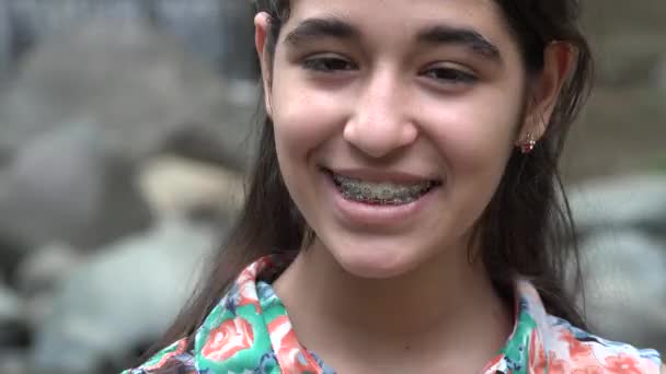 Счастливая девочка-подросток с водопадом — стоковое видео