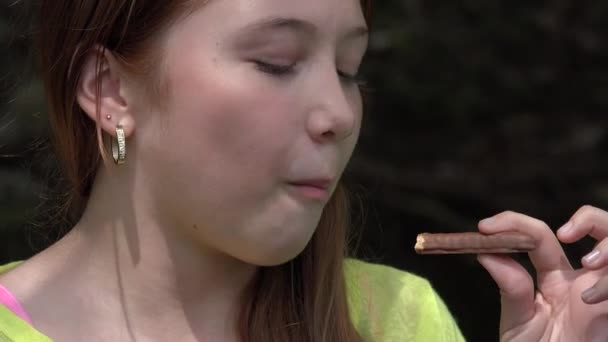 Adolescente chica comiendo chocolate — Vídeos de Stock