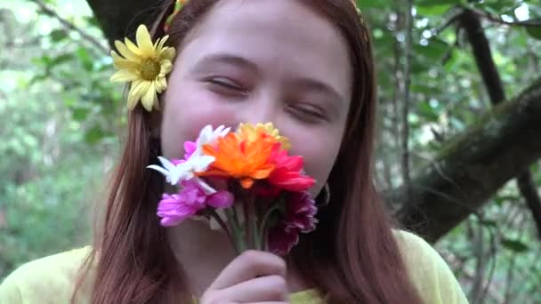 Девушка-подросток с разноцветными цветами — стоковое видео