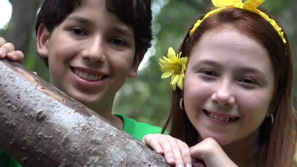 Felices hermanos adolescentes o amigos — Vídeo de stock