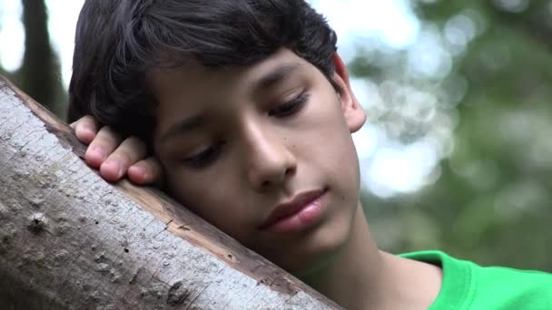伤心的小男孩，在自然 — 图库视频影像