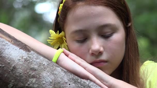 伤心或累了十几岁的女孩和树 — 图库视频影像