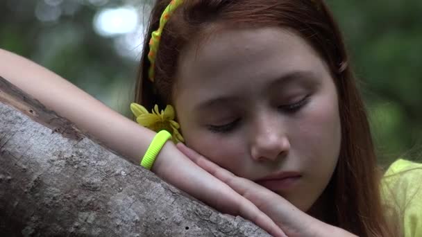 Triste adolescente menina e árvore ramo — Vídeo de Stock