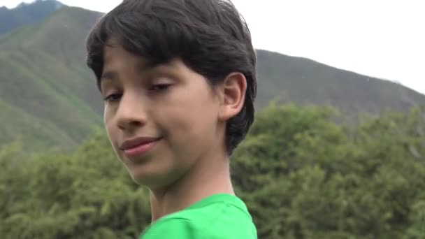 Adolescente chico posando con montaña — Vídeo de stock