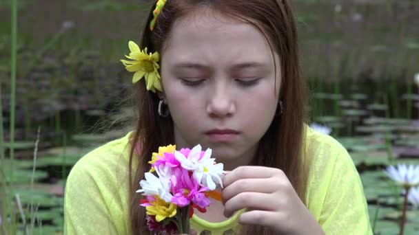 Triest tienermeisje met rood haar — Stockvideo