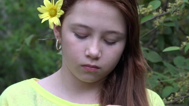 Sad Teen Girl in de buurt van bomen — Stockvideo