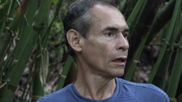Zavaros az ember egyedül a dzsungelben — Stock videók