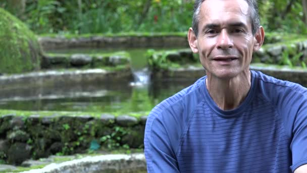 Homme heureux à la piscine naturelle — Video