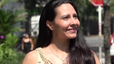 Gülümseyen kadın kentsel yaya