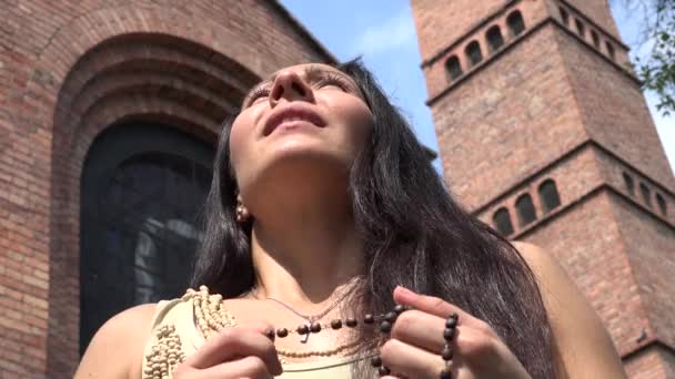 Προσεύχεται γυναίκα με χάντρες κομπολόι — Αρχείο Βίντεο