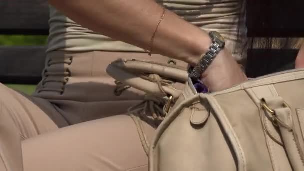 Mujer sentada con bolso — Vídeos de Stock