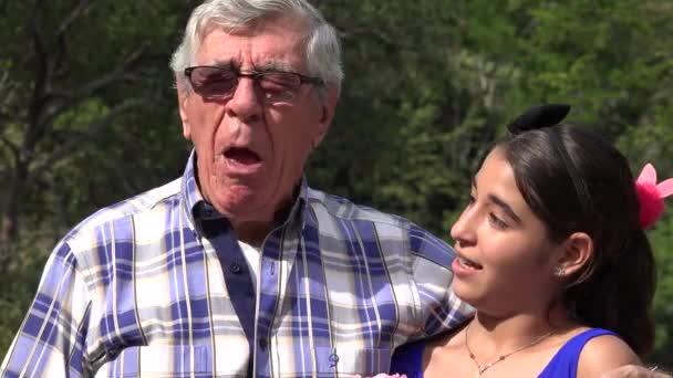 Großvater niest vor Allergien — Stockvideo