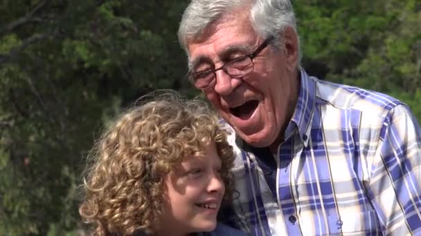 Abuelo y nieto al aire libre — Vídeos de Stock