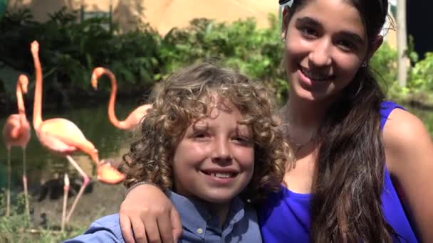 Ragazzo e ragazza fratelli in natura — Video Stock