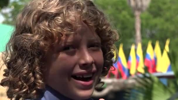 Junge posiert mit kolumbianischen Fahnen — Stockvideo