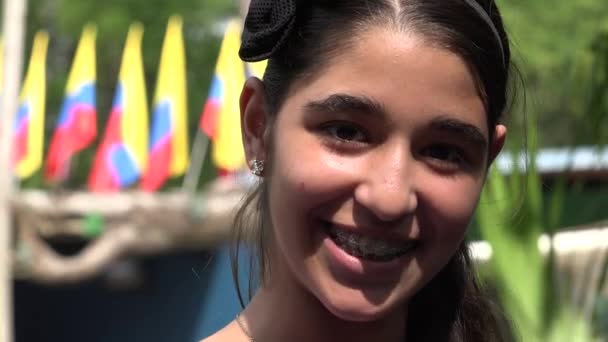 Adolescente ragazza in posa con bandiere colombiane — Video Stock