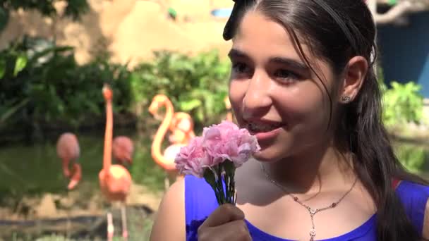 Tiener meisje en bloemen in de natuur — Stockvideo